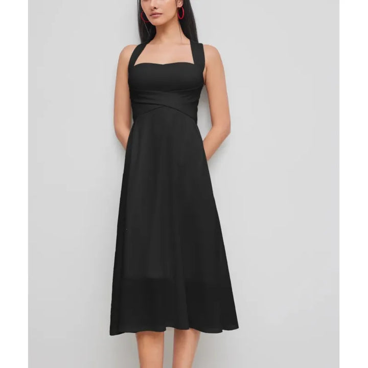 Elegant women's sleeveless midi dress, cross-waist design with square neckline, ideal for cocktail or summer events.