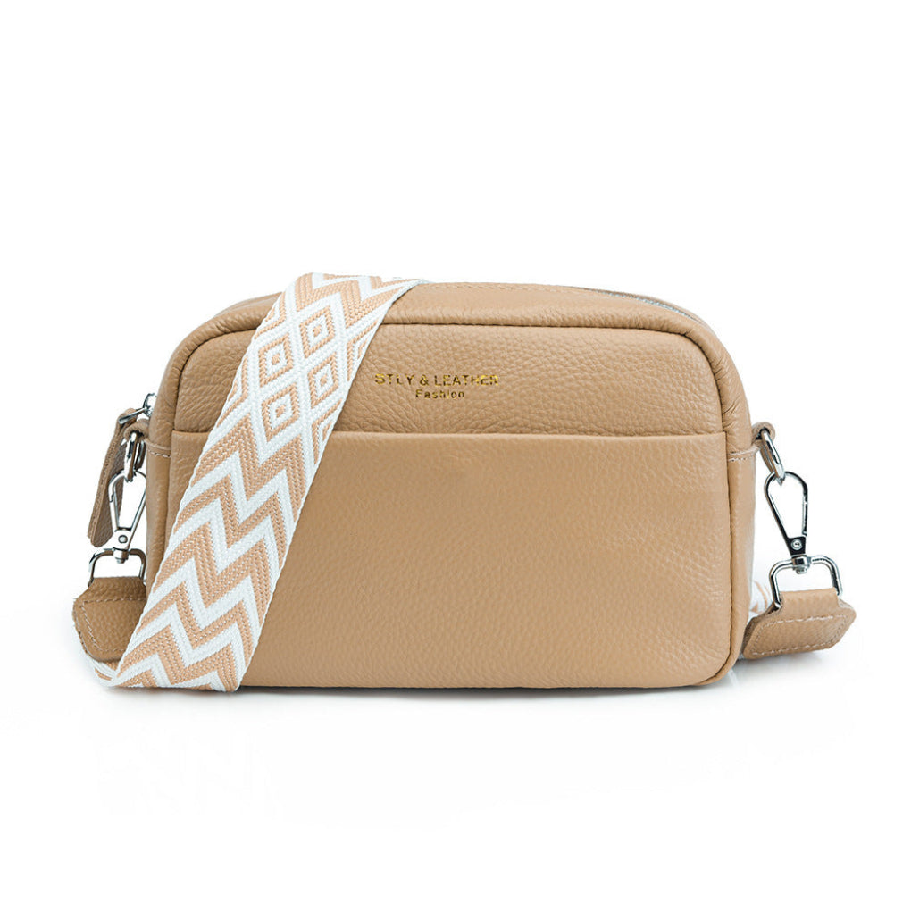 Modern women's crossbody bag featuring a stylish geometric strap. A fashionable accessory for any outfit.