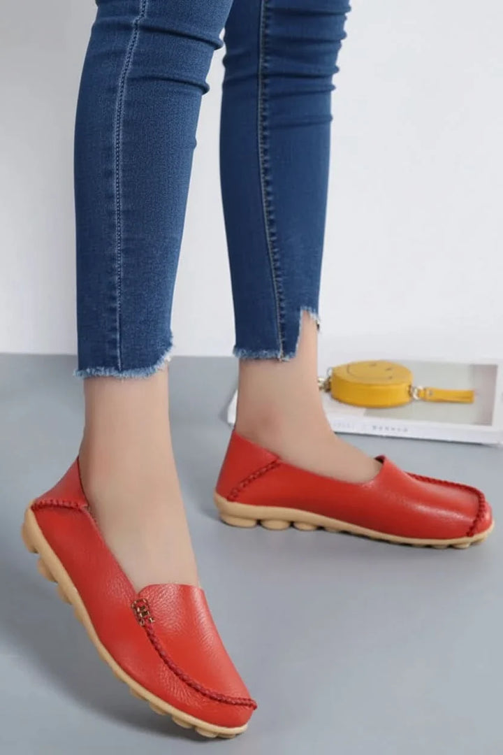 Slip-on women's casual flats, round toe, ideal for effortless comfort & style.