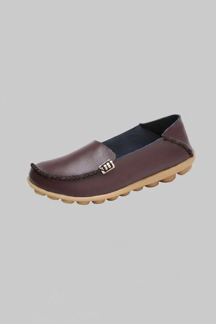Elegant women's flat shoes, round toe, cushioned for ultimate comfort, slip-on style.