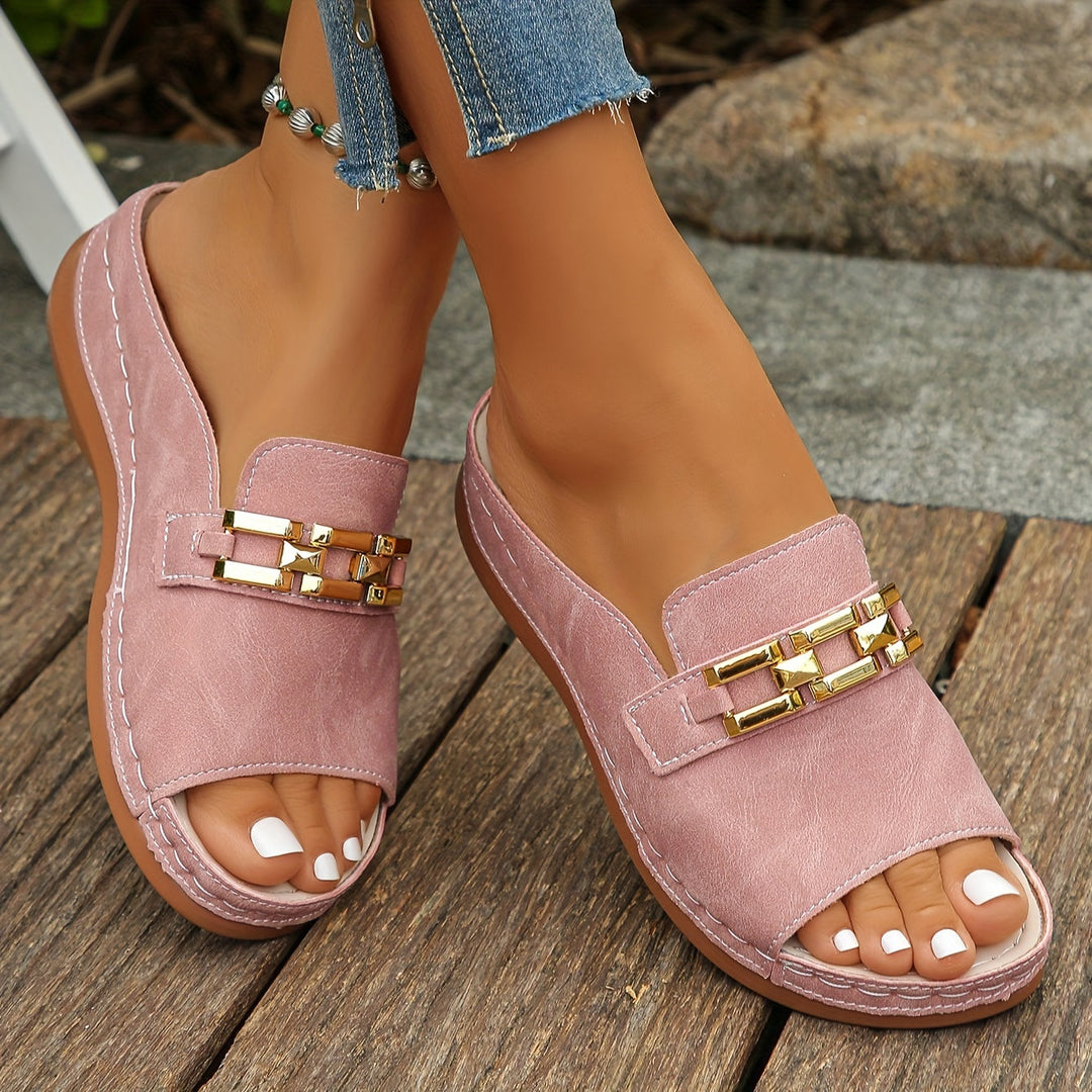 Women's cushioned slide sandals featuring elegant gold accent links for comfortable, chic summer style.