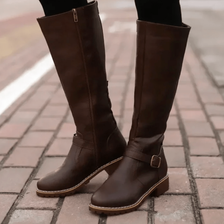 Women's casual comfort boots paired with jeans, ideal for stylish everyday wear.