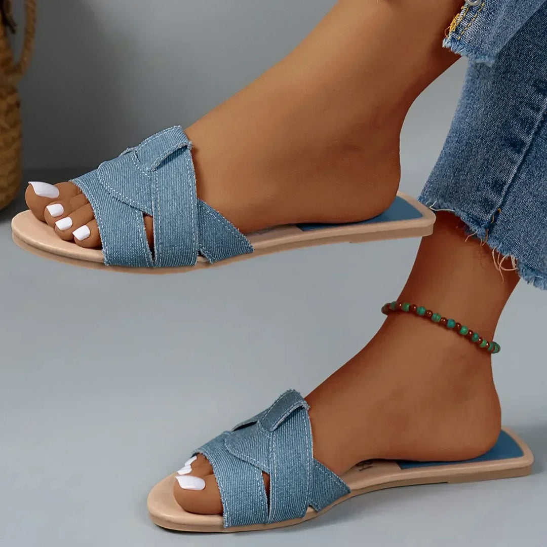Fashionable women's open-toe slides, offering lightweight & comfortable summer footwear.
