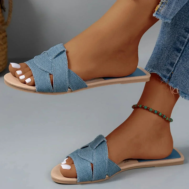 Fashionable women's open-toe slides, offering lightweight & comfortable summer footwear.