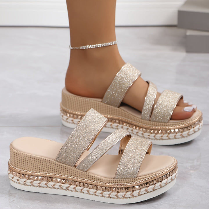 Versatile women's flat casual sandals, ideal for everyday style. Comfortable open-toe summer footwear.