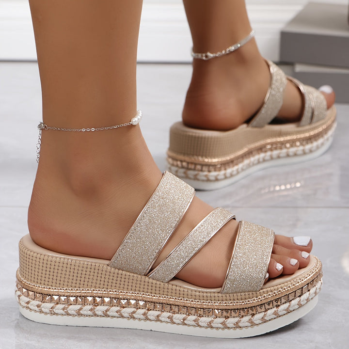 Comfortable women's flat casual sandals, perfect for summer. Effortless everyday slip-on footwear.