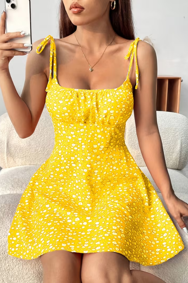 Stylish women's strapless slip dress with a beautiful floral pattern. A comfortable and elegant choice for versatile wear.