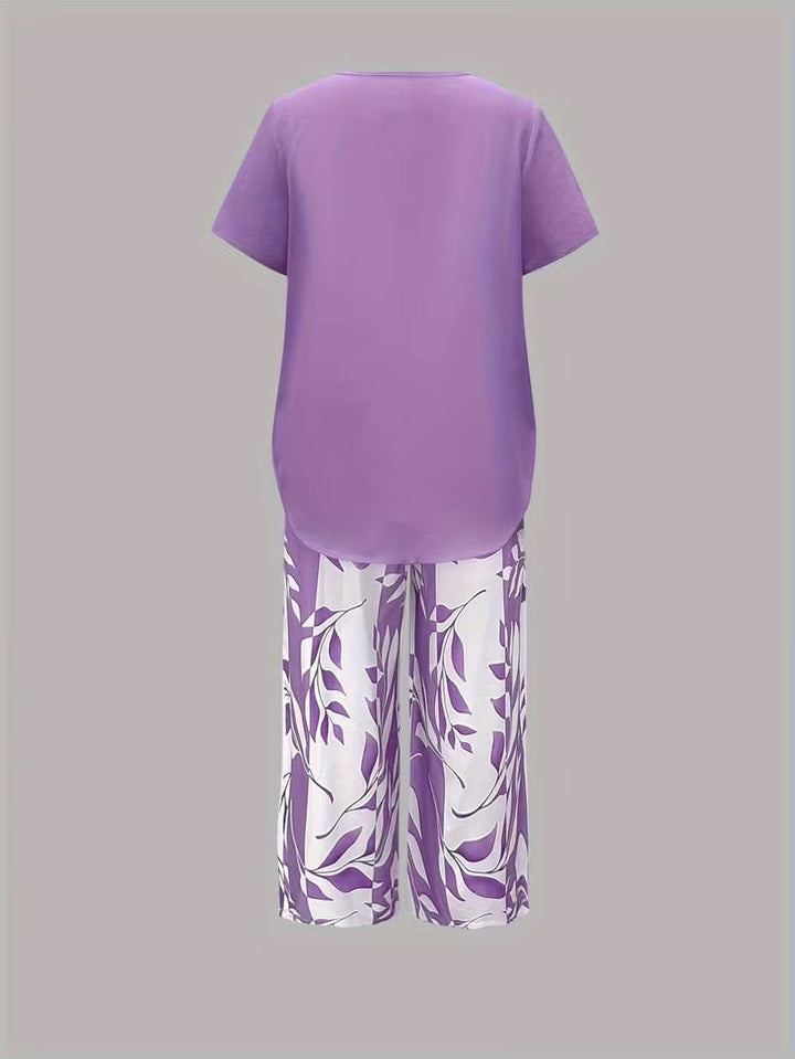 Versatile women's leaf print top & cropped pants 2-piece set. Casual, relaxed, and travel-ready summer outfit.