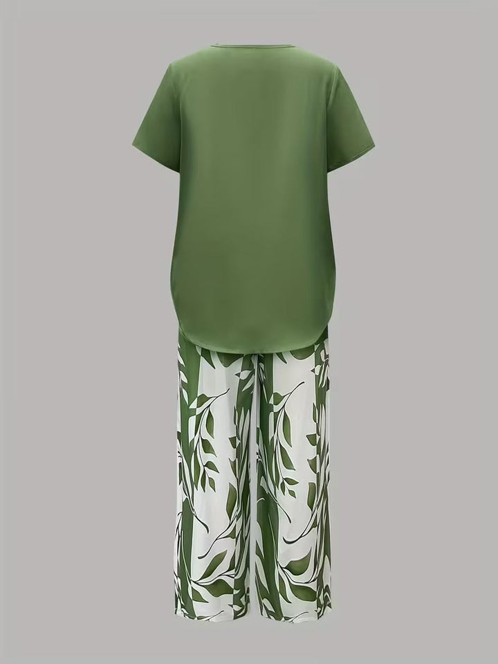 Back view: Women's relaxed fit leaf print top & cropped pants set. Casual spring/summer co-ord for comfort.