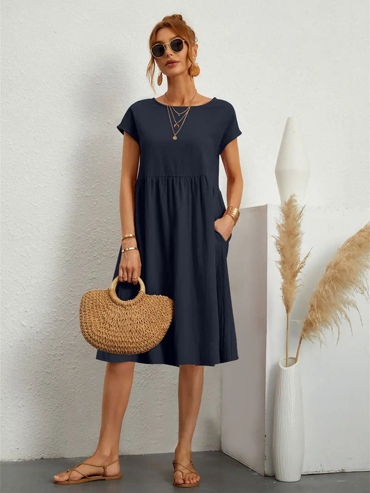 Comfortable women's casual midi dress with pockets, designed for effortless style and everyday wear.