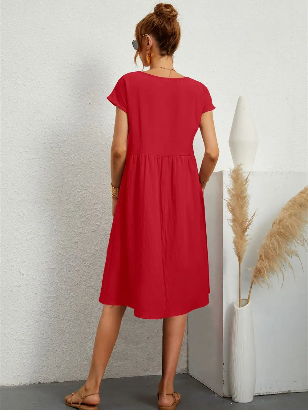 Comfortable women's midi dress with pockets, ideal for casual everyday wear in spring or summer.