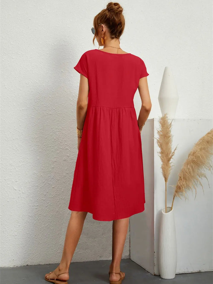 Comfortable women's midi dress with pockets, ideal for casual everyday wear in spring or summer.