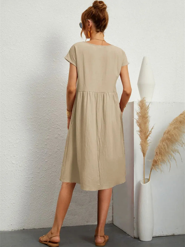 Versatile casual midi dress for women, featuring convenient pockets and an effortless relaxed fit.