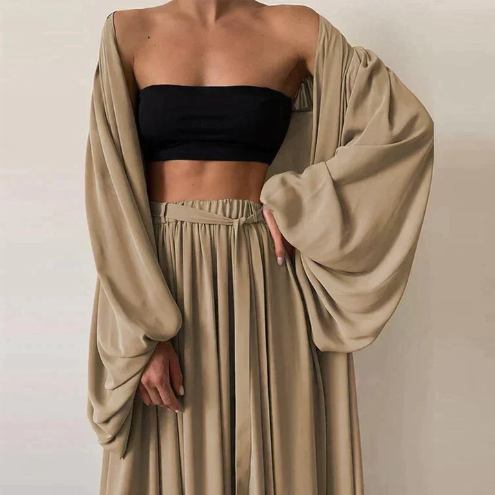 Chic women's three-piece summer set: elegant blazer, matching top & comfortable trousers. Ideal for office or casual.