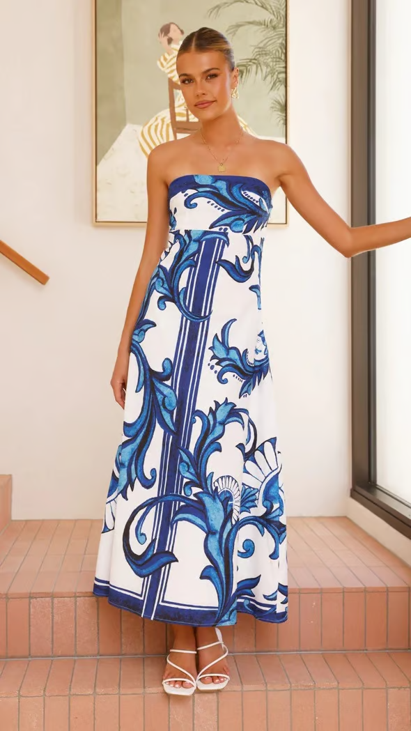 Stylish women's short sleeve printed dress. Elegant flowy midi for summer occasions. Blue pattern.