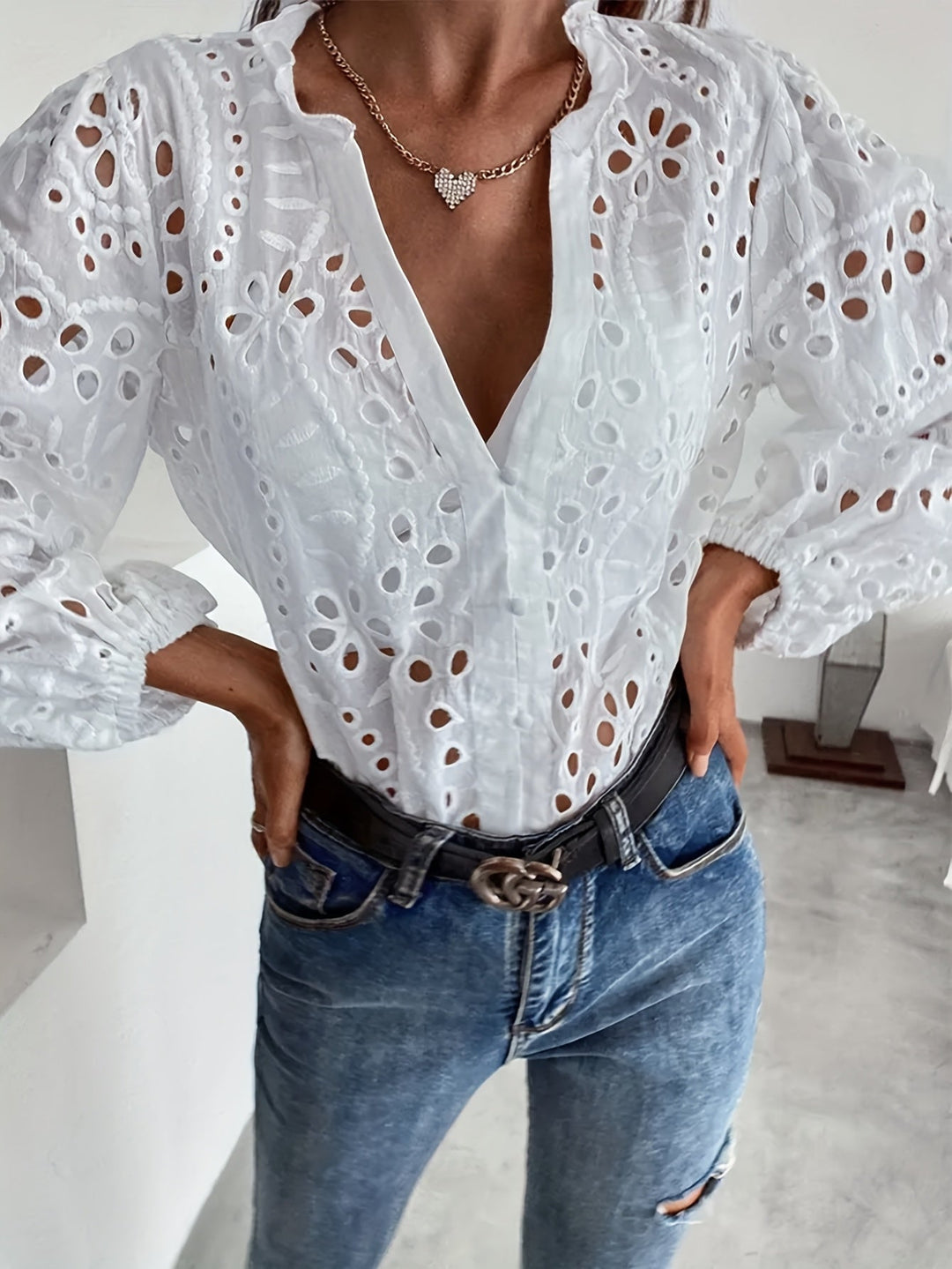 Elegant women's spring/summer floral long-sleeve blouse, a versatile fashion top with button detailing.