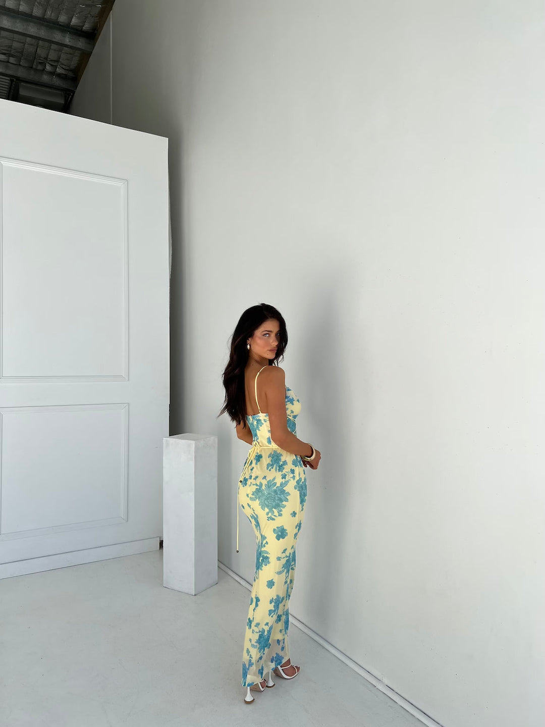 Beautiful women's floral wedding guest maxi dress. Elegant design with a flowing skirt, perfect for summer.