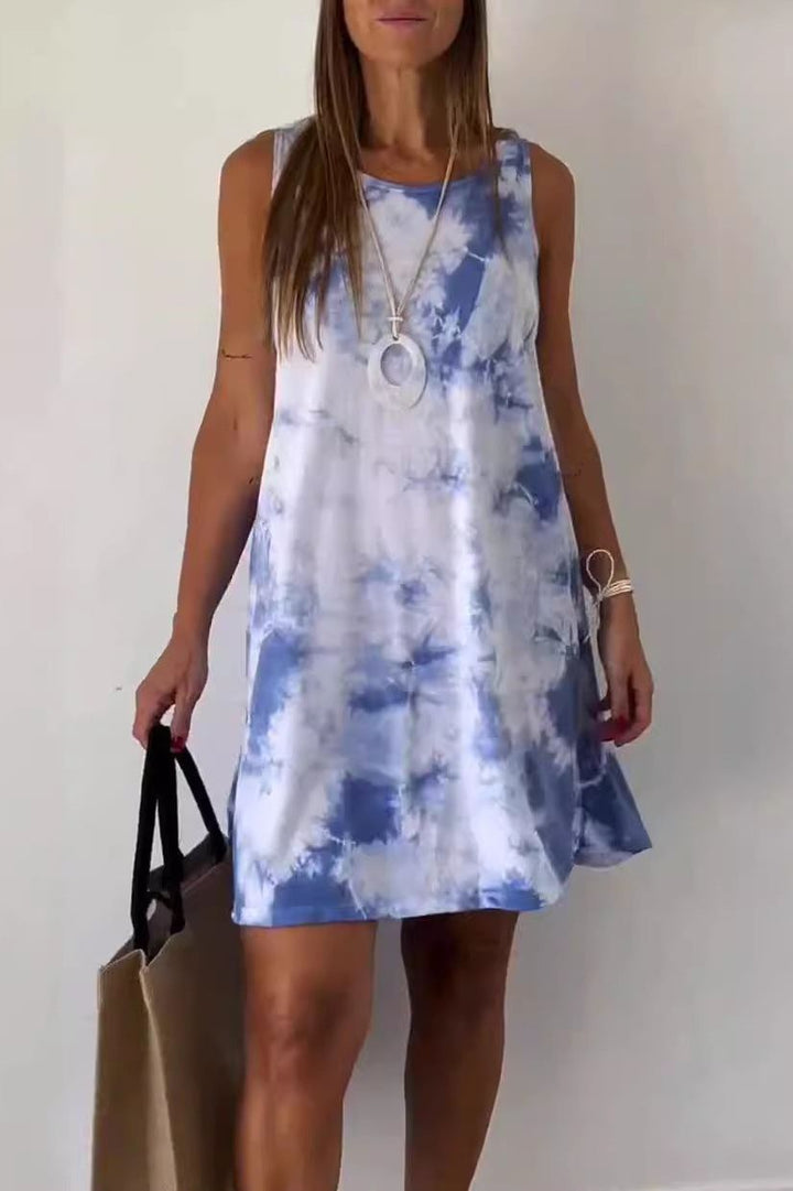 Comfortable women's midi dress featuring a vibrant floral print and flowy silhouette for spring/summer.