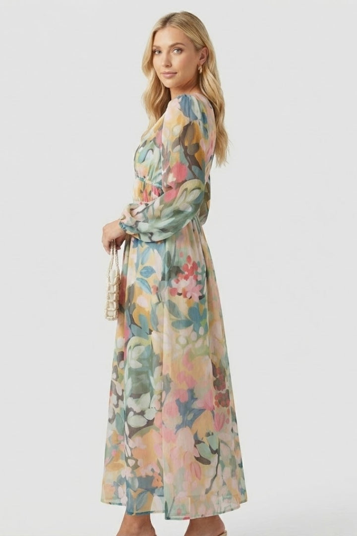 Casual yet elegant women's floral maxi dress, V-neck, long sleeve, ideal for summer.