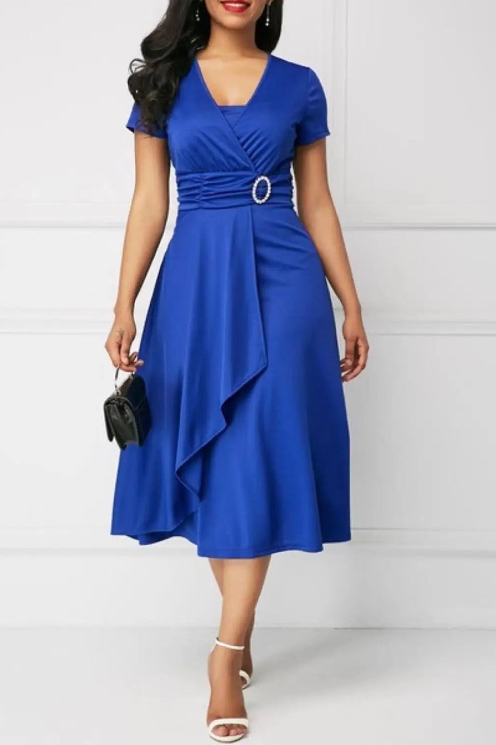Chic women's elegant midi dress, patterned and sophisticated, suitable for special occasions or effortless evening style.