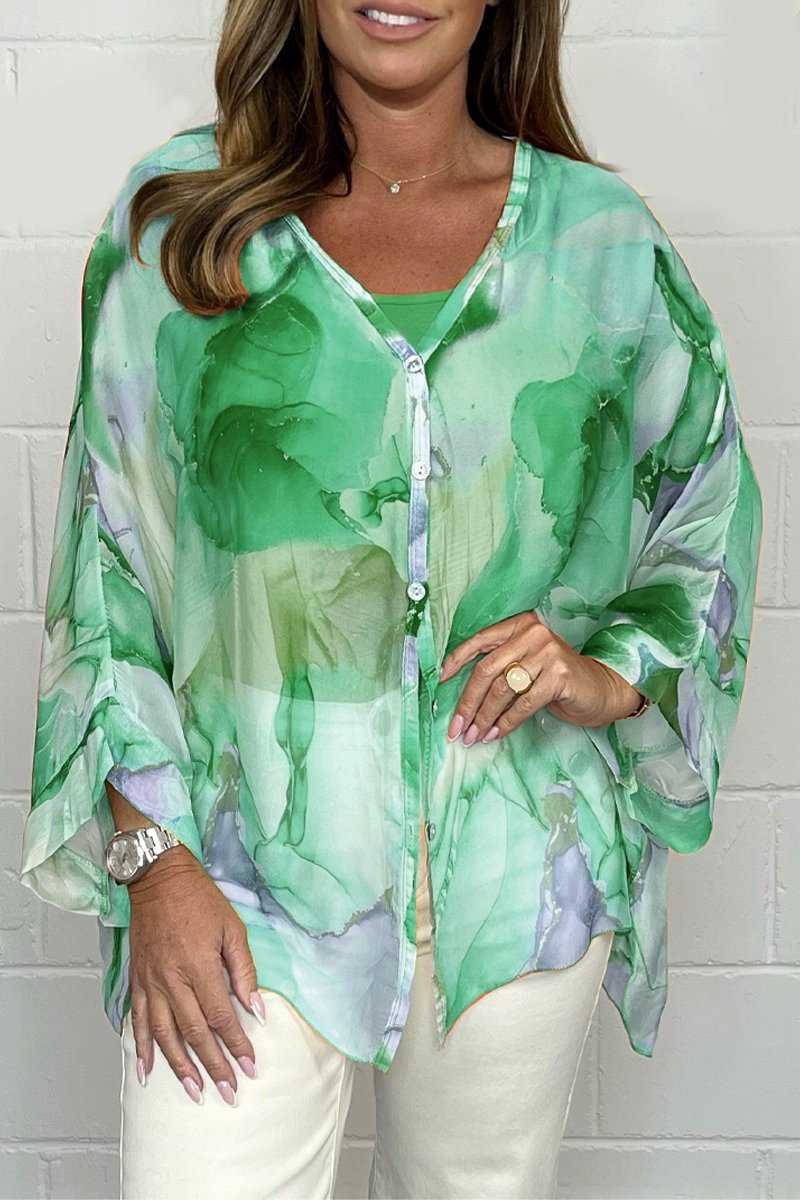 Comfortable women's printed casual blouse. Versatile spring/summer top for a relaxed, stylish look.