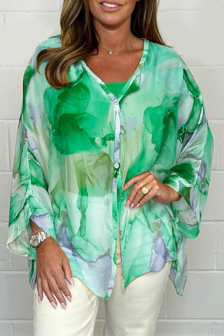 Comfortable women's printed casual blouse. Versatile spring/summer top for a relaxed, stylish look.