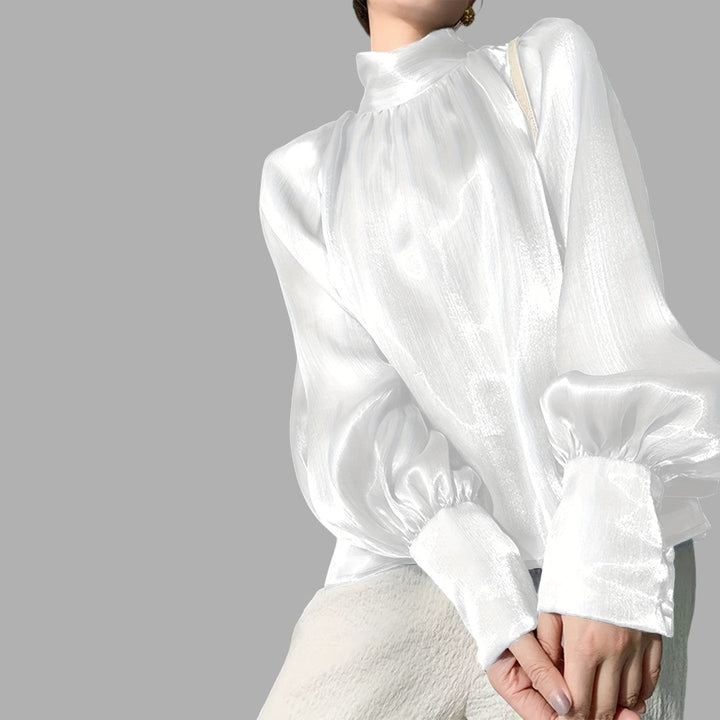 Feminine elegant blouse with chic puff sleeves, ideal for a sophisticated and versatile look.