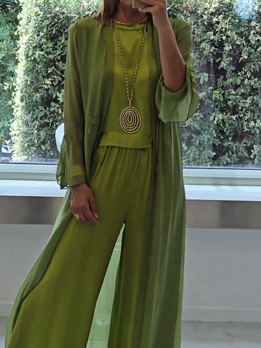 Stylish women's three-piece comfort set. Elegant polyester lounge wear, ideal for relaxing or a chic casual look.