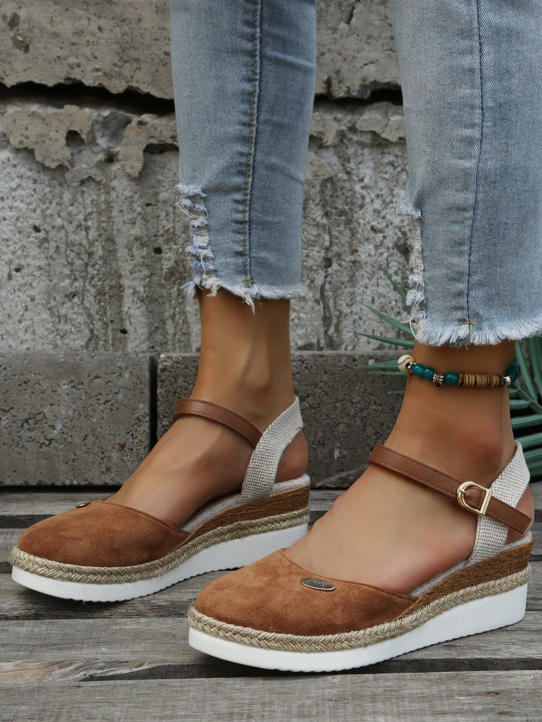 Women's elegant woven cushioned sandals, perfect for summer casual wear. Comfortable slip-on beach footwear.