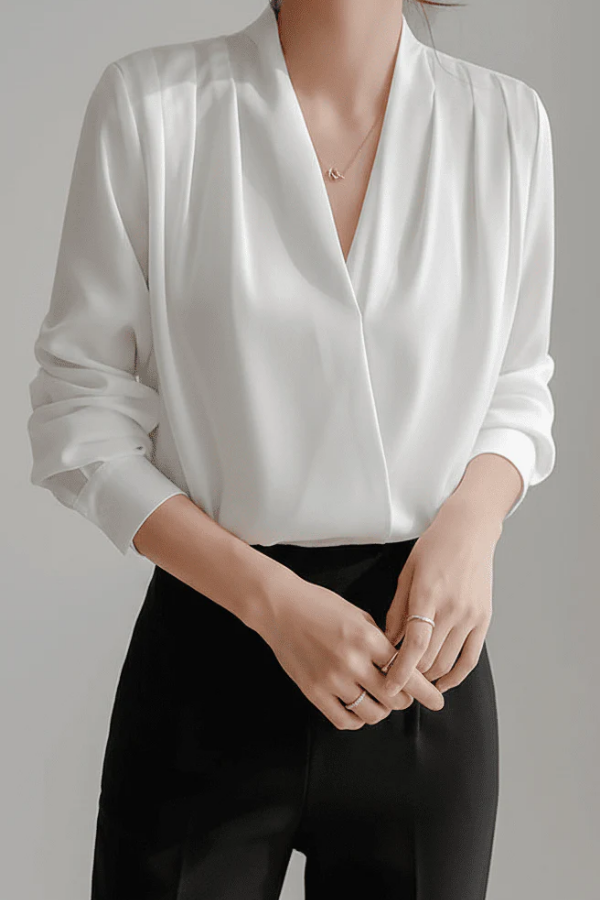 Chic women's elegant wrap blouse, ideal for everyday wear. Features a flattering silhouette and comfortable fabric.