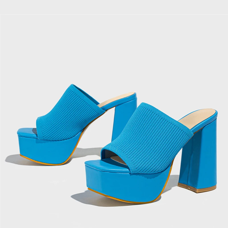 Fashion-forward women's heeled platform sandals, ideal for a stylish summer look and ultimate comfort.