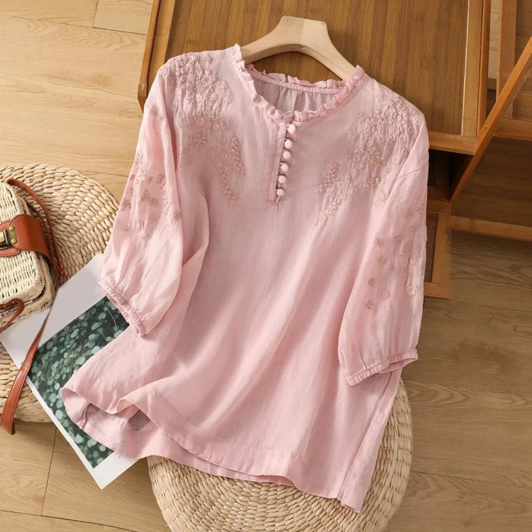 Comfortable women's short sleeve blouse, featuring elegant embroidery, a relaxed fit, and flowy fabric for summer.