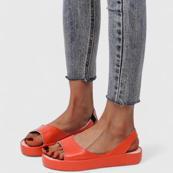 Slip-on Emrynn sandals for women, luxurious cushioning and orthopedic support for daily comfort.