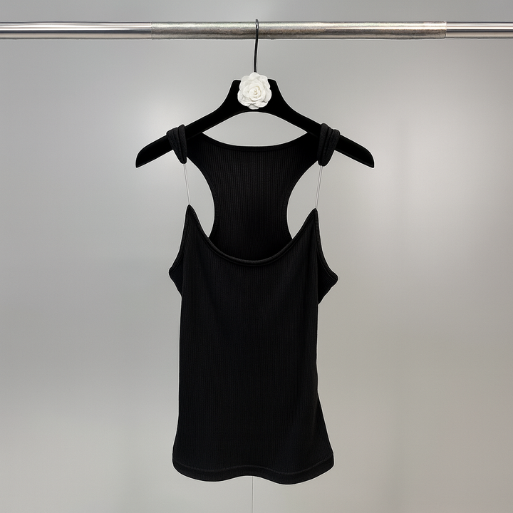 Elegant women's sleeveless tank top with invisible straps, perfect for a smooth look under blouses or on its own.