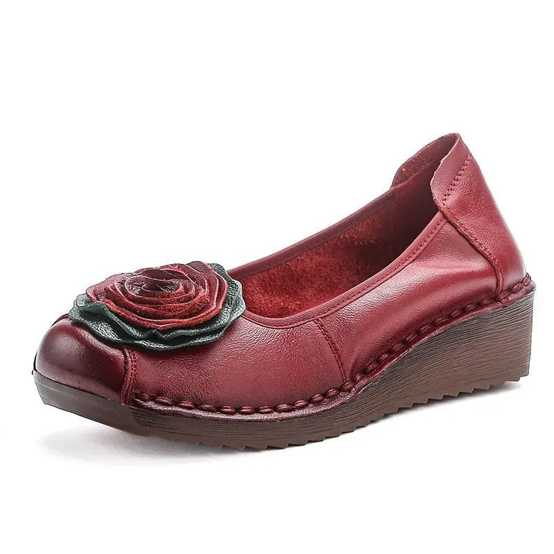 Chic women's comfort shoes: Slip-on loafers featuring exquisite floral appliqué.