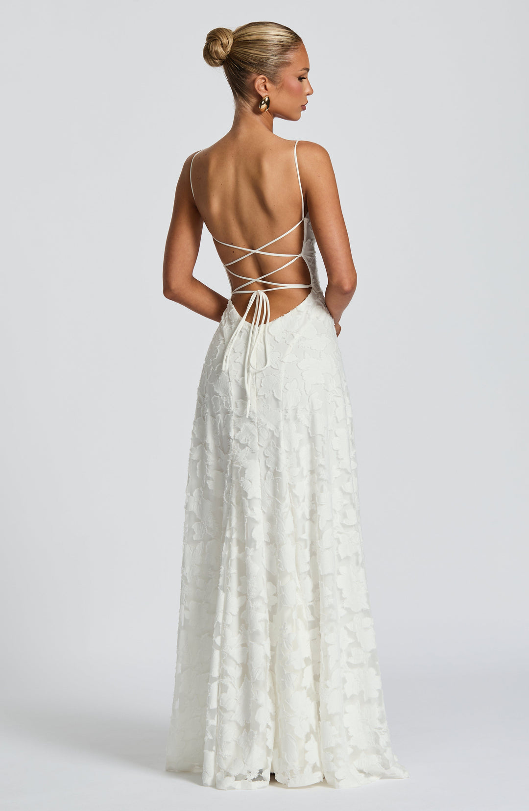 Casual yet elegant women's floral maxi dress, sleeveless, with a comfortable A-line fit.