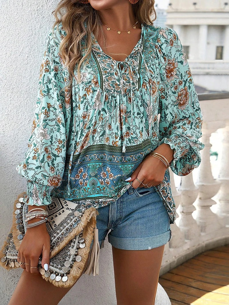 Chic women's summer top with delicate floral print and trendy puff sleeves.