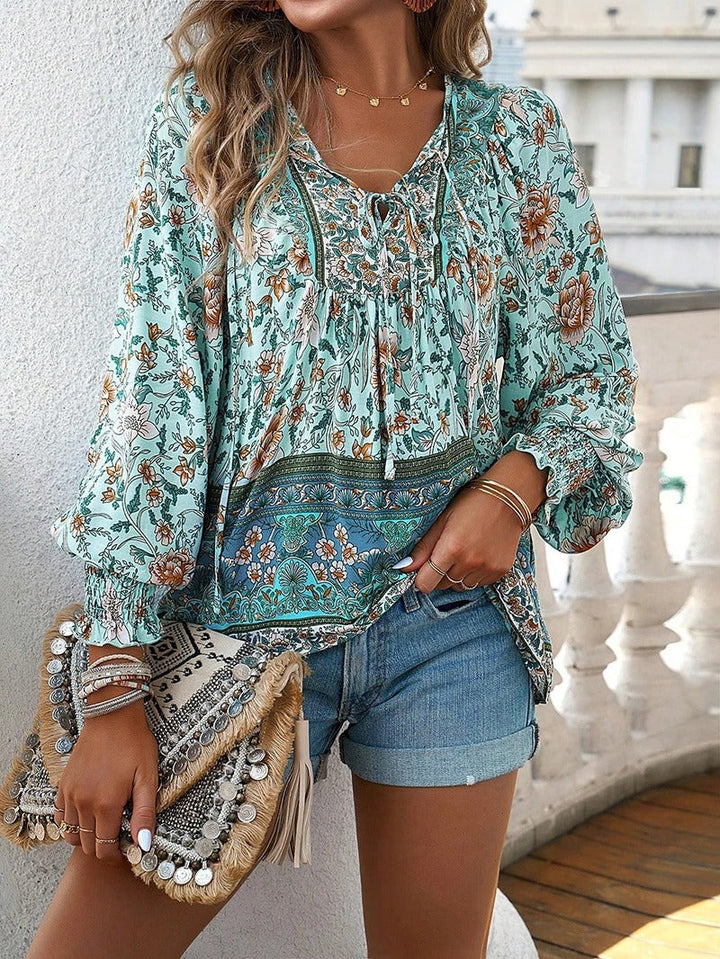 Chic women's summer top with delicate floral print and trendy puff sleeves.