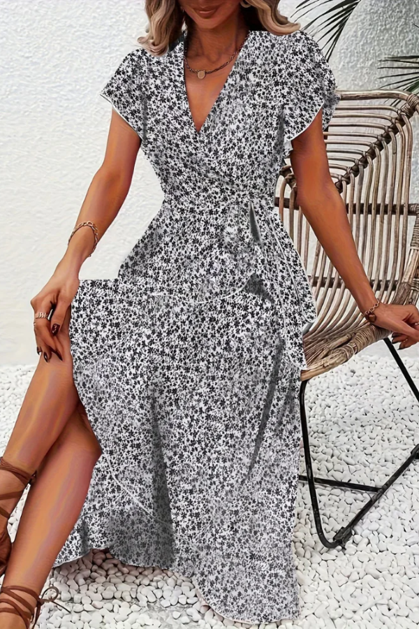 Fitted short-sleeve women's floral V-neck dress, stylish & versatile for elegant everyday style.