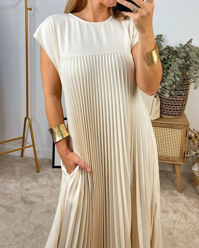 Women's flowing pleated maxi dress in versatile style. Elegant & comfortable long occasion dress.