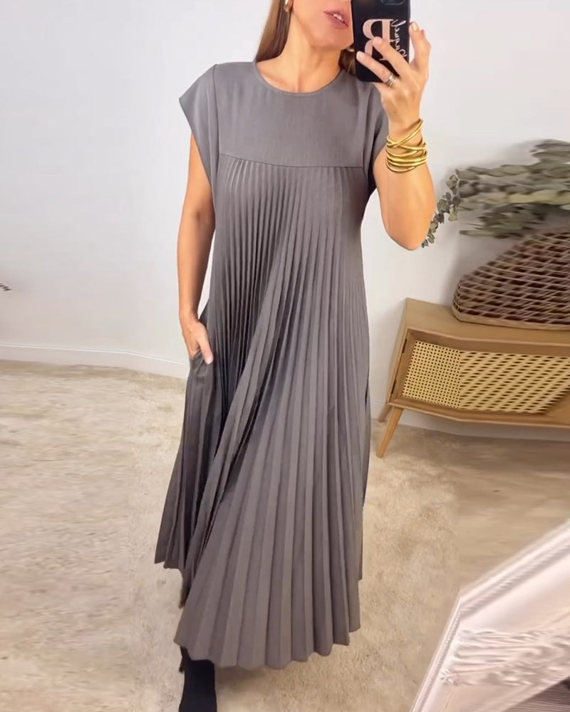 Comfortable women's long pleated maxi dress. Chic, flowing design suitable for elegant & versatile fashion.