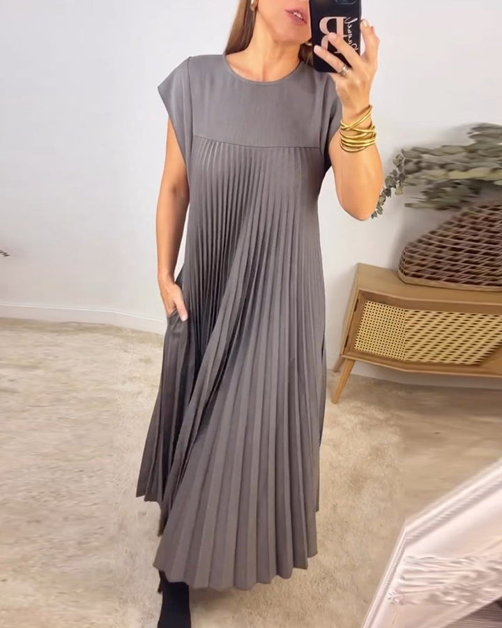Comfortable women's long pleated maxi dress. Chic, flowing design suitable for elegant & versatile fashion.