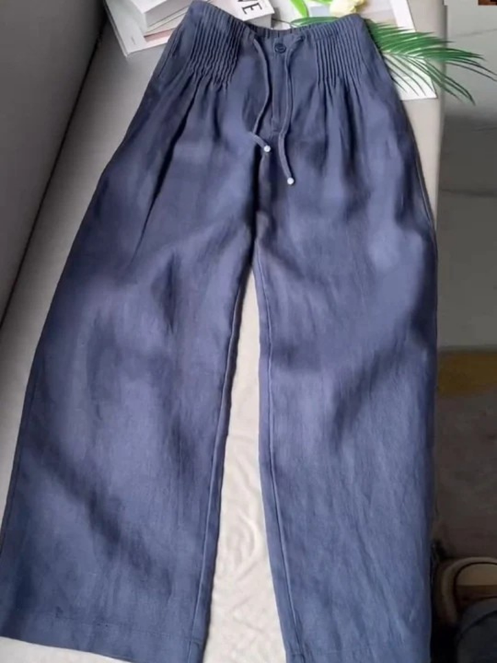 Women's flowy wide-leg trousers with elastic waist, perfect for comfortable everyday wear.