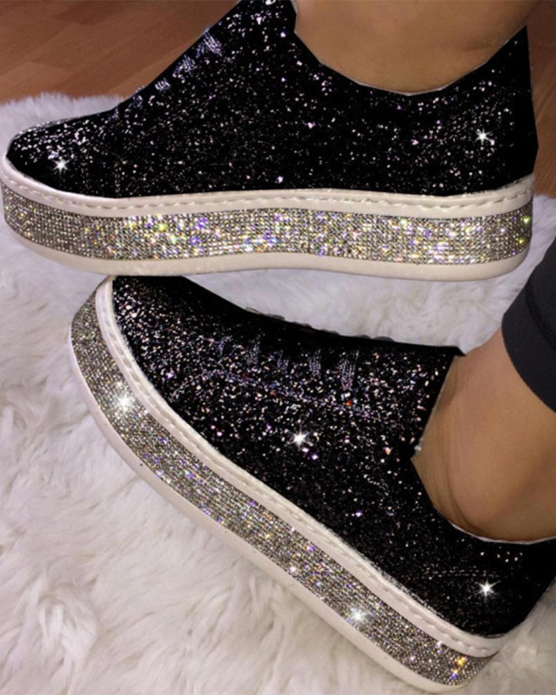 Comfortable women's glitter platform sneakers. Stylish everyday footwear, perfect for casual street fashion.