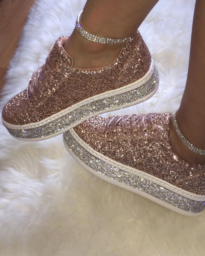 Casual women's glitter platform sneakers. Ideal for street fashion, these comfortable shoes add sparkle.