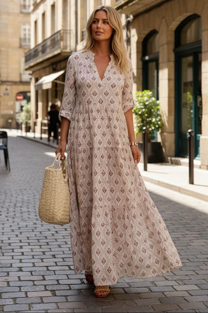 Elegant women's tiered maxi dress for special occasions. Flowy and graceful, ideal for an evening or summer event.