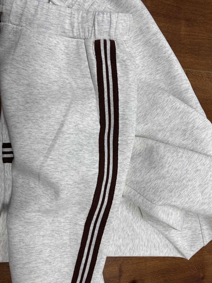 Essential women's matching set, a comfortable half-zip sweatshirt and elegant wide-leg pants for any day.