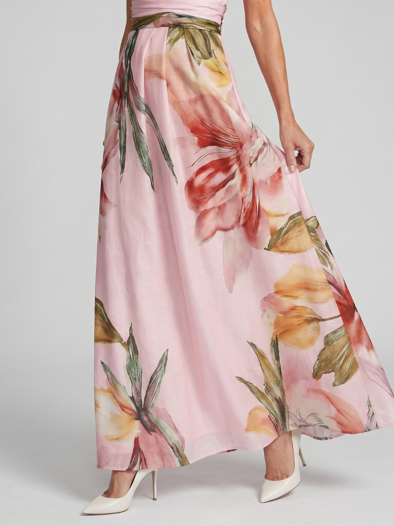 Women's elegant halter maxi dress. Flowing skirt, sleeveless, perfect for summer casual or events.