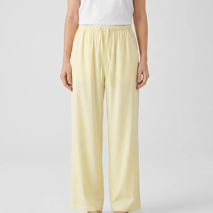 Comfortable women's wide-leg summer trousers with relaxed fit and adjustable waist for travel ease.