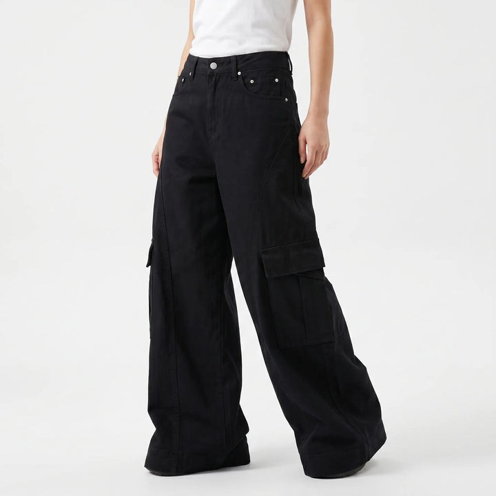 Trendy women's wide-leg baggy pants, perfect for a casual, comfortable streetwear fashion look.